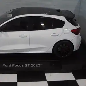 Model car group ford focus st white 1/18th mcg18453