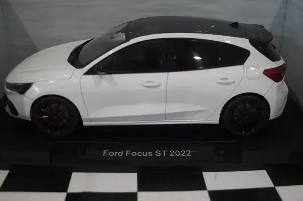 Model car group ford focus st white 1/18th mcg18453