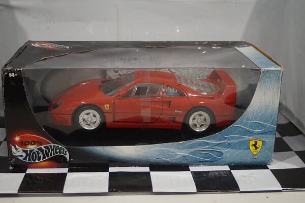 Hotwheels ferrari f40 red 1:18th ref 23911