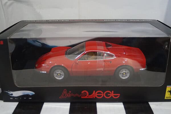 Hotwheels ferrari 365 gtb4 red 1:18th ref l2980