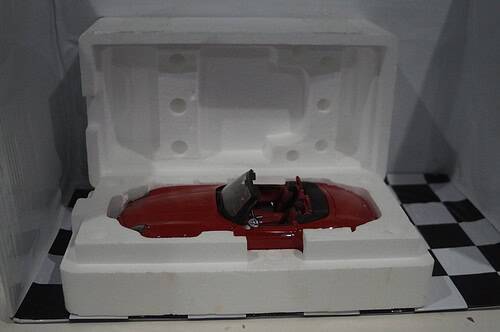Kyosho bmw z8 red 1:18th scale ref 08511r