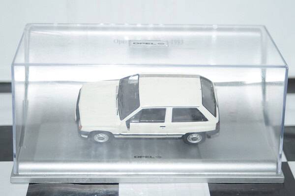 Schuco opel / vauxhall corsa a white ltd 1000 in 1:43 scale no sleeve