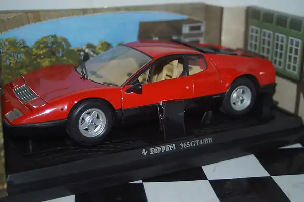 Kyosho ferrari 365 gt4 / bb red 1:18th ref 08173r