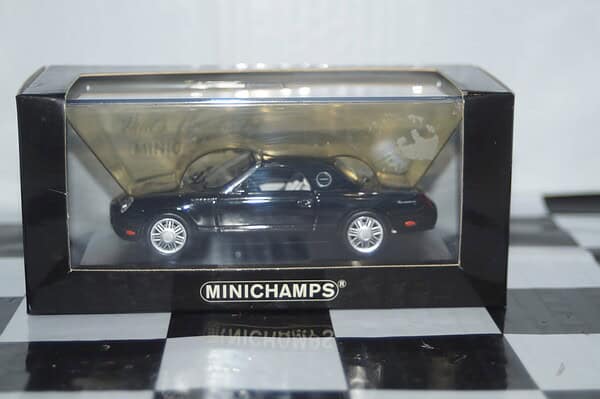 Minichamps ford thunderbird in black 2002 1/43rd 400 082131