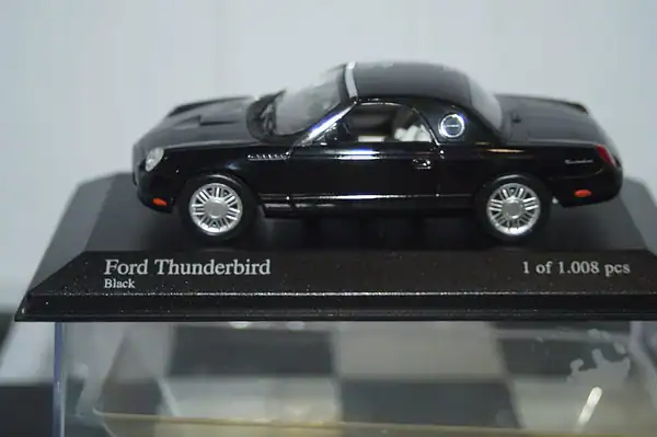 Minichamps ford thunderbird in black 2002 1/43rd 400 082131