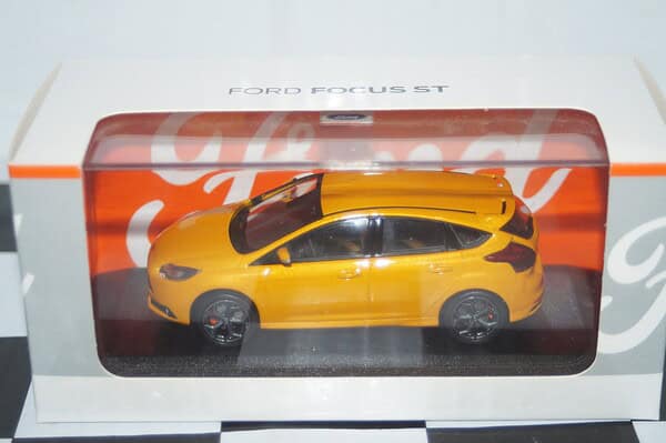 Minichamps (dealer box) ford focus st in orange, 3 door ,1:43 diecast