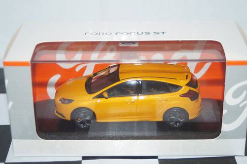 Minichamps (dealer box) ford focus st in orange, 3 door ,1:43 diecast