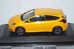 Minichamps (dealer box) ford focus st in orange, 3 door ,1:43 diecast