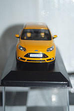 Minichamps (dealer box) ford focus st in orange, 3 door ,1:43 diecast