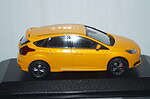 Minichamps (dealer box) ford focus st in orange, 3 door ,1:43 diecast