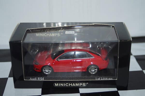 Minichamps audi rs4 saloon 2005 red 1:43  400 014600
