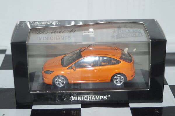Minichamps (dealer box) ford focus st in orange, 5 door ,1:43 diecast