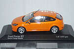 Minichamps (dealer box) ford focus st in orange, 5 door ,1:43 diecast