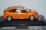 Minichamps (dealer box) ford focus st in orange, 5 door ,1:43 diecast