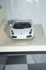 Minichamps aston martin v8 vantage 2005 white 1:43 436 137420