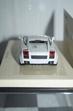 Minichamps aston martin v8 vantage 2005 white 1:43 436 137420