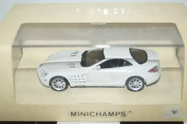 Minichamps mercedes benz slr mclaren 2004 white 1:43 436 033020