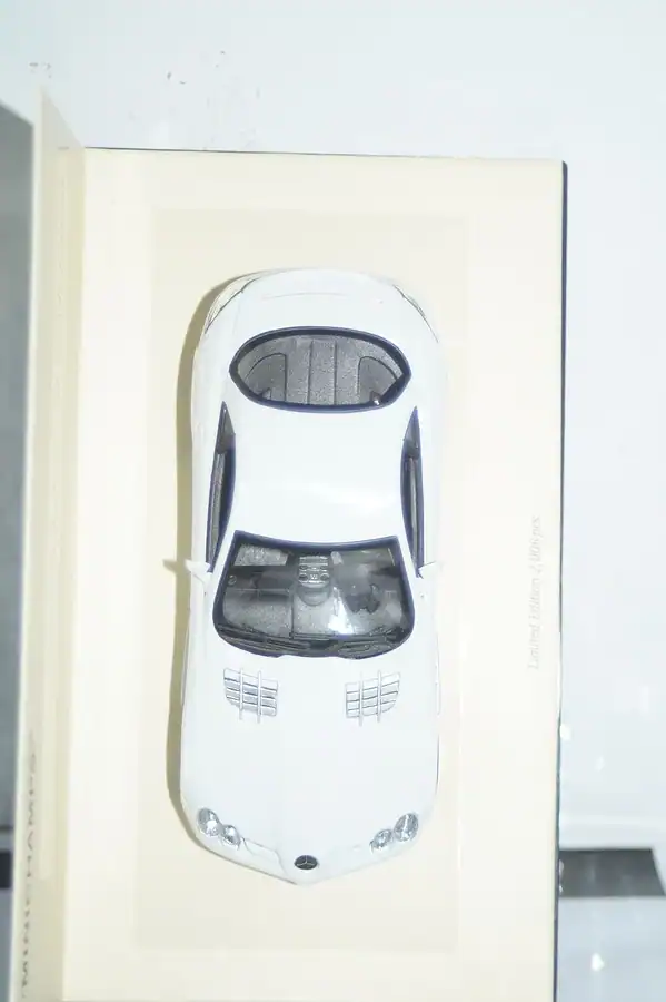 Minichamps mercedes benz slr mclaren 2004 white 1:43 436 033020
