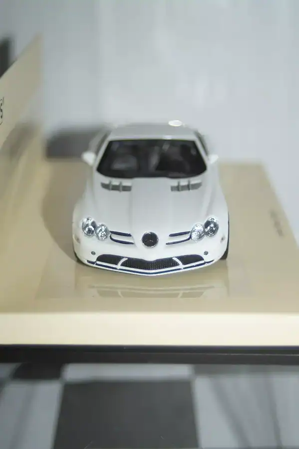 Minichamps mercedes benz slr mclaren 2004 white 1:43 436 033020
