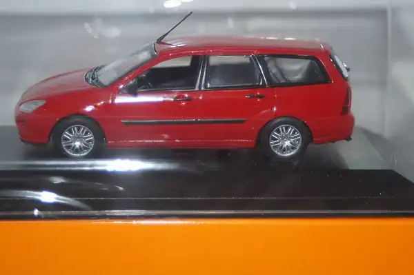 Maxichamps ford focus turnier (estate) 1998 red 1:43 940 087010
