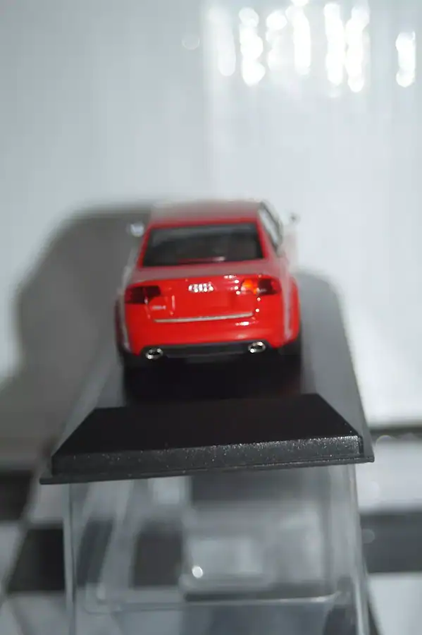 Minichamps audi rs4 saloon 2005 red 1:43 400 014600