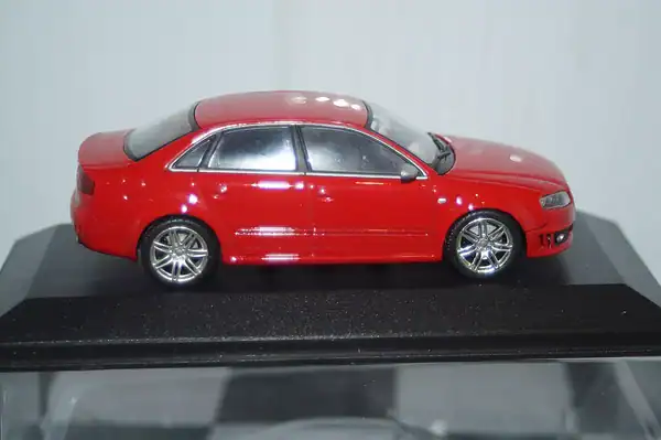 Minichamps audi rs4 saloon 2005 red 1:43 400 014600