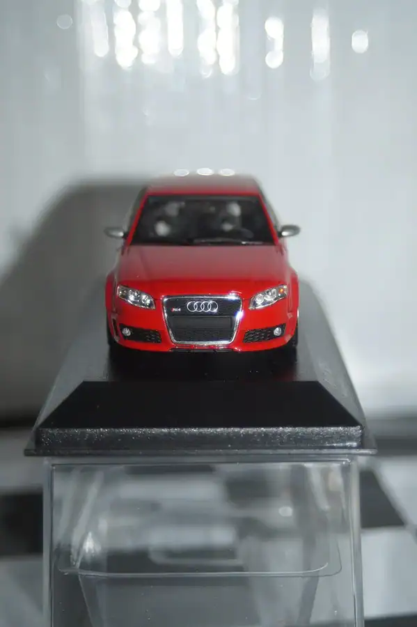 Minichamps audi rs4 saloon 2005 red 1:43 400 014600