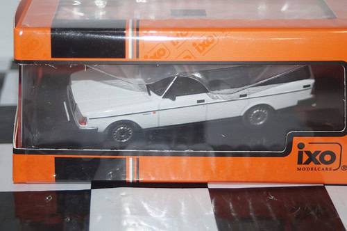 Ixo volvo 240 gl estate 1990 in white 1:43 ref clc572n