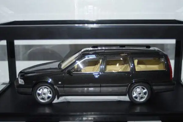 Cult Scale Models Volvo V70 XC Cross Country black 96-99 1:18 CML181-4