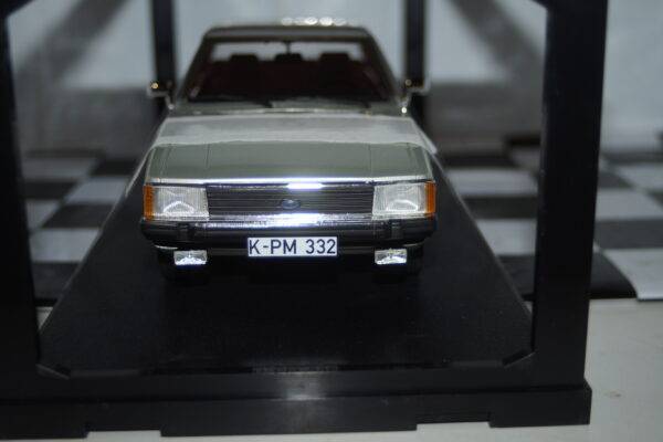 Cult scale models ford granada 2.8 ghia 1978 silver 1:18 cml133-1
