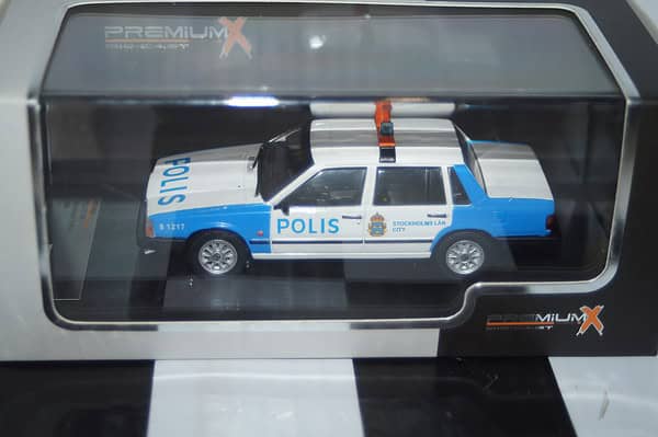 Premium x volvo 740 stockholm police 1985 1:43 diecast prd439