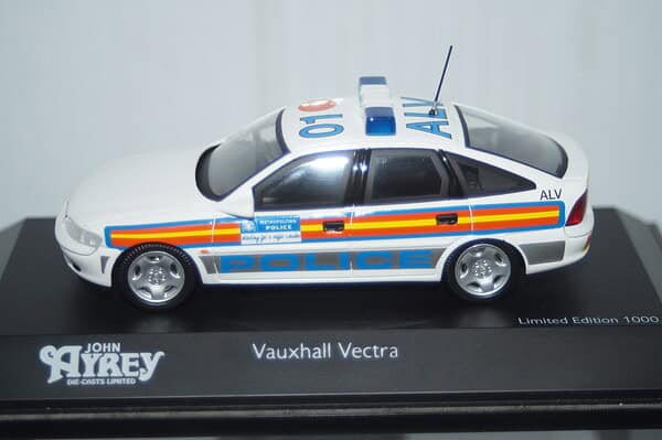 Schuco vauxhall vectra metropolitan police ltd 1000 in 1:43 450419100