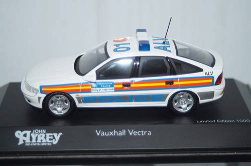 Schuco vauxhall vectra metropolitan police ltd 1000 in 1:43 450419100