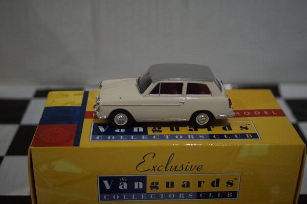 Vanguards austin a40 farina saloon- snowberry white va11204 1:43