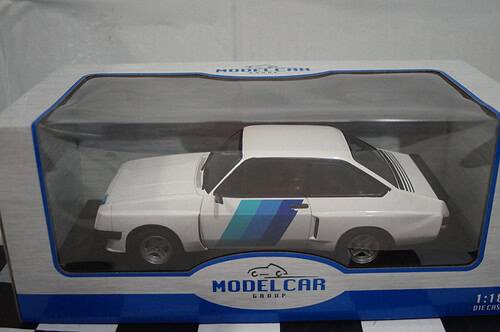 Model car group ford escort mk2 rs2000 x-pack white & blue mcg18350