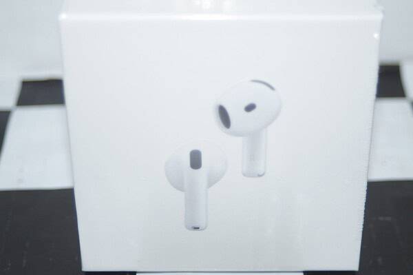 Apple airpods 4 with active noise cancellation -still sealed