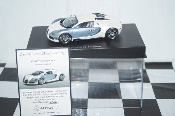 Autoart bugatti eb 16.4 veyron (production car) pearl/ice blue ref 50908(dealer box)