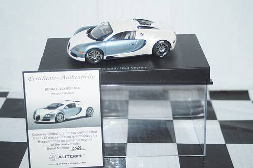 Autoart bugatti eb 16.4 veyron (production car) pearl/ice blue ref 50908(dealer box)