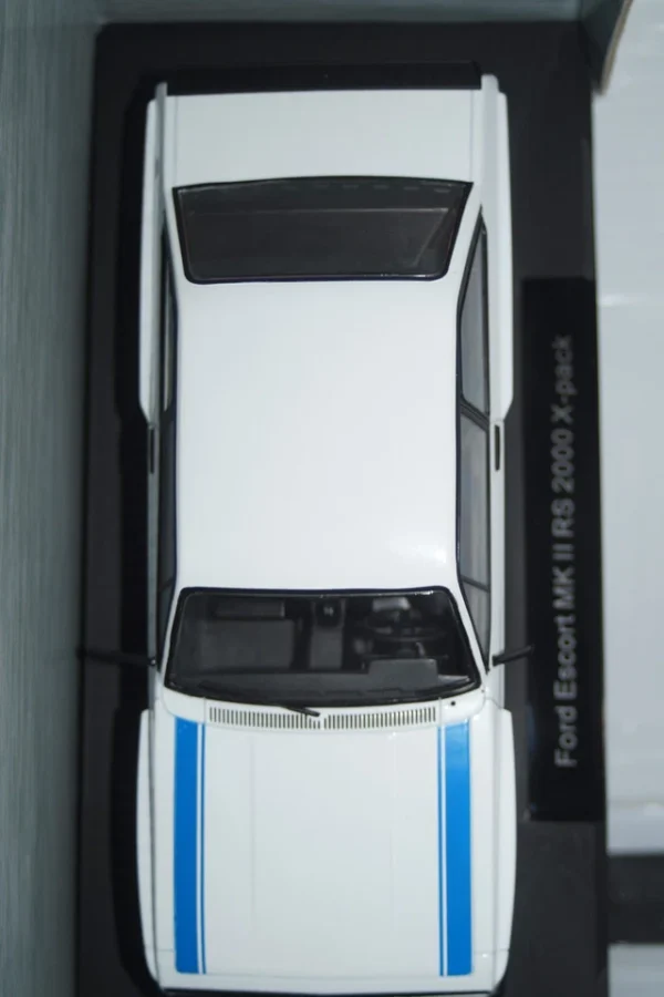 Model car group ford escort mk2 rs2000 x-pack white & blue mcg18350