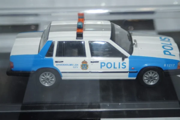 Premium x volvo 740 stockholm police 1985 1:43 diecast prd439