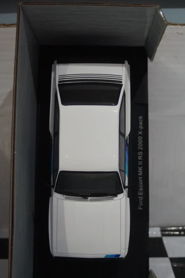 Model car group ford escort mk2 rs2000 x-pack white & blue mcg18351