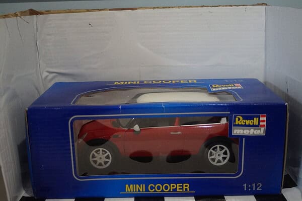 Revell metal mini cooper 2001 in red 1:12 ref 08453