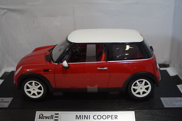 Revell metal mini cooper 2001 in red 1:12 ref 08453