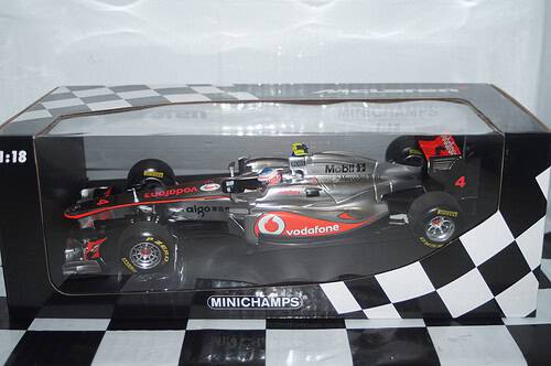 Minichamps mclaren mercedes mp4-26 j.button f1 2011 530 111804 1:18