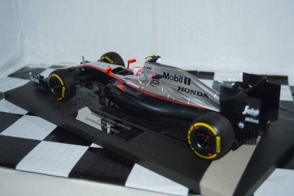 Minichamps mclaren honda mp4-30 j.button 2015 537 151822 1:18
