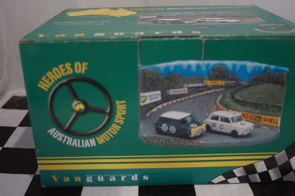 Vanguards bathurst 1966 2 x mini cooper diorama rd4002 1:43 scale