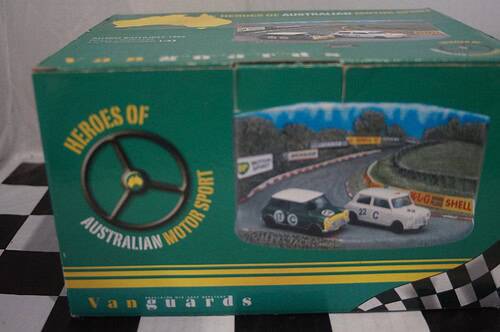 Vanguards bathurst 1966 2 x mini cooper diorama rd4002 1:43 scale