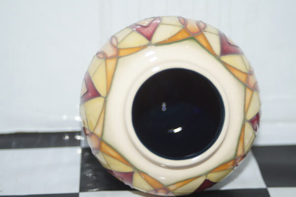 Moorcroft ginger jar "candle glow", nicola slaney 11cm unboxed 2012