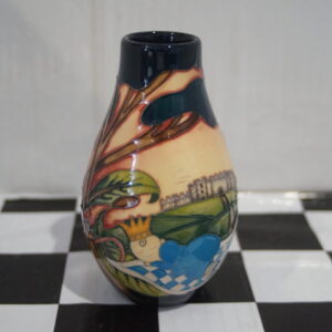 Moorcroft vase royal arrival at windsor castle, nicola slaney 12.5cm unboxed 2013