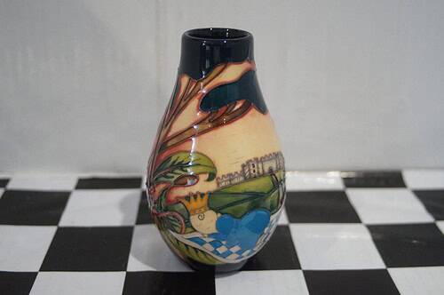 Moorcroft vase royal arrival at windsor castle, nicola slaney 12.5cm unboxed 2013